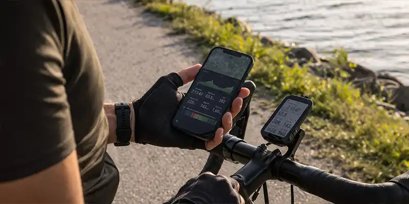 Rytter sammenligner mobilapp og dedikeret cykelcomputer på samme rute.