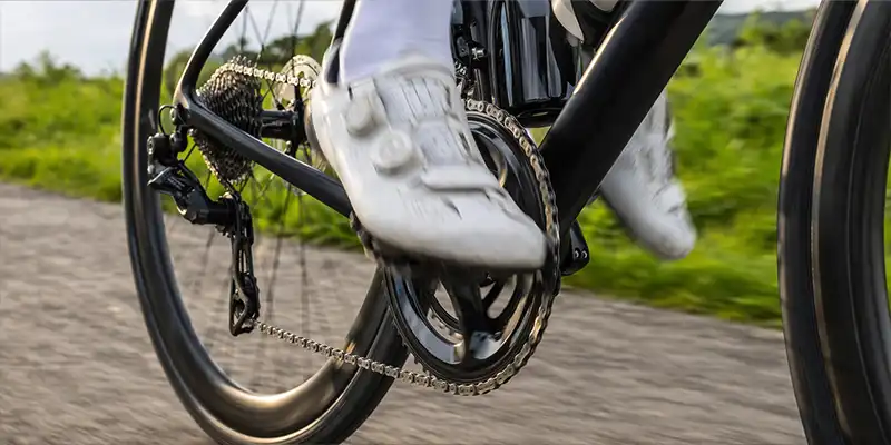 Rytter skifter gear på stigning med fokus på kadence og rytme.