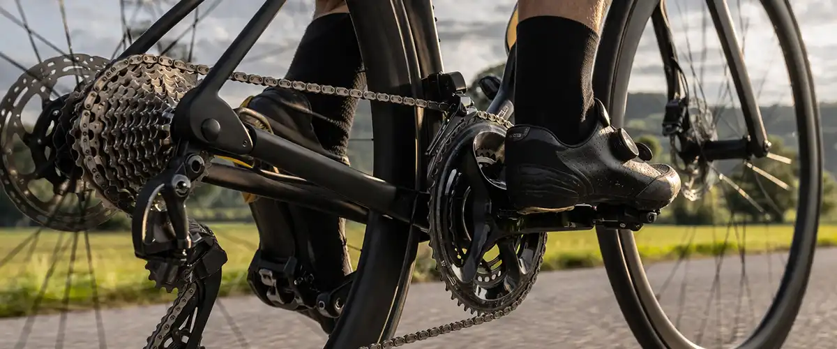 Nærbillede af cykelgear og kæde under aktiv kørsel med fokus på teknik og belastning.