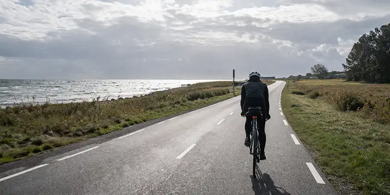 Pause med drikkedunke og energi på længere dansk cykeltur.
