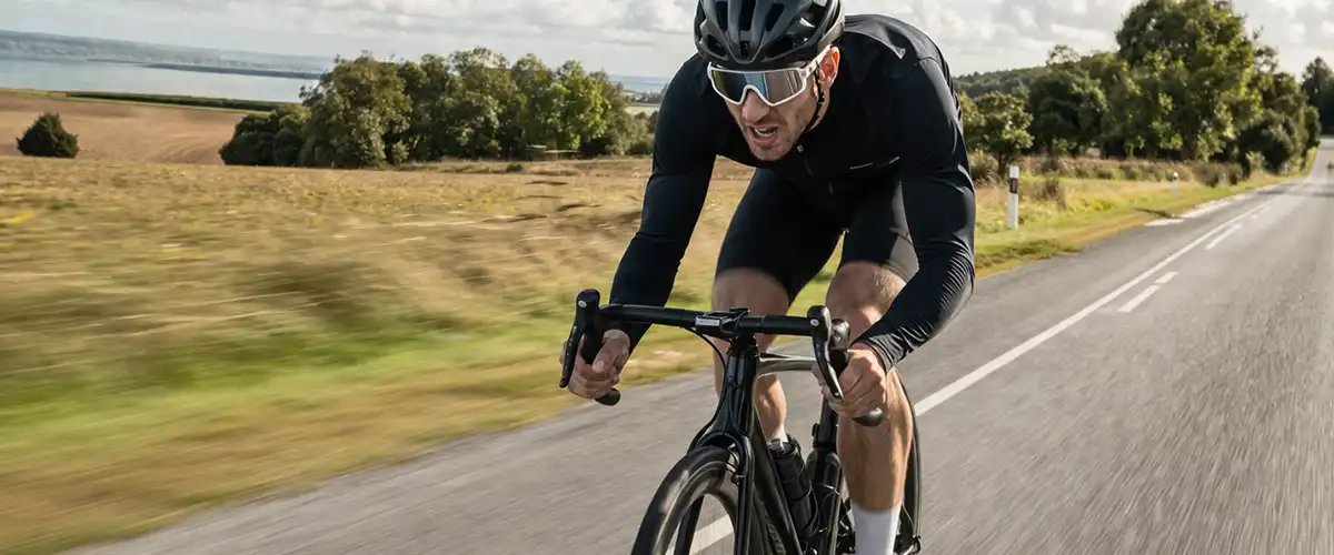 Rytter i højere intensitet med synlig indsats og fokus på fart og kraft i pedalerne.