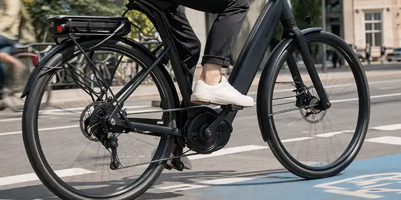 Nærbillede af elcykel med motor og pedaltryk på bynær cykelrute.