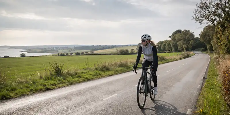 Cyklist i lav intensitet med rolig puls og stabil kadence på åben vej.
