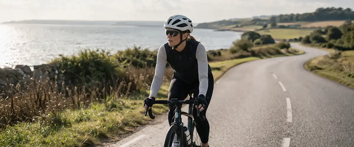 Rolig motionscyklist på dansk landevej i stabil rytme med fokus på udholdenhed og jævnt tempo.