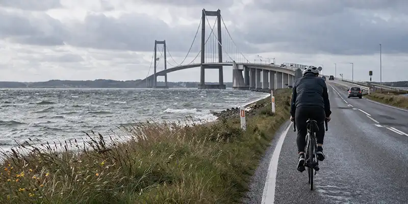 Rytter på vej mod brostrækning på Fyn med åbent udsyn og vindudsat rute.