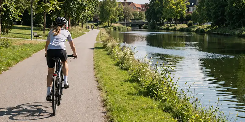 Cykeltur langs kanalnær rute i Odense med jævn fart og åben udsigt.